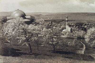 Uitzicht op het Goetheanum en Verwarmingshuis, Dornach, Zwitserland, 1914-1916 door Unbekannt