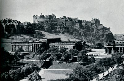 Uitzicht op de National Gallery of Scotland en Edinburgh Castle, ca. 1945 door Unbekannt
