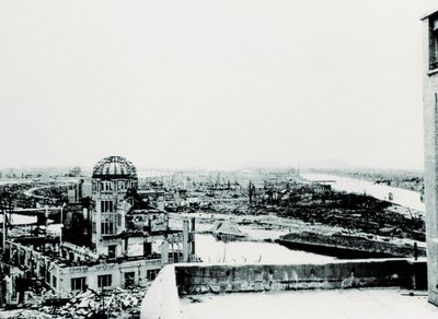 Zicht op de stad Hiroshima na de explosie van de atoombom: ruïne van het Landbouwtentoonstellingspaleis door Unbekannt