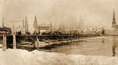 Uitzicht op de drijvende Brug over de Dwina, Riga, Letland, 1915 door Unbekannt