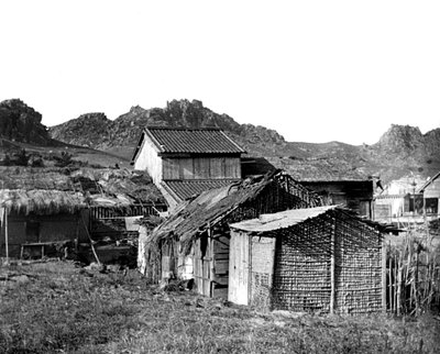 Dorp hutten in Korea, 1900 door Unbekannt