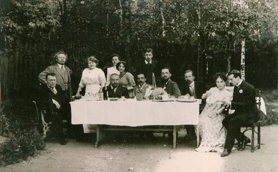 Bezoekers met de Russische auteur Alexander Kuprin en zijn familie, Gatchina, Rusland, begin 20e eeuw door Unbekannt