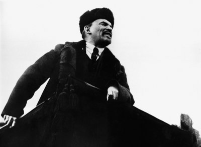 Vladimir Ilich Lenin, Russische Bolsjewistische revolutionaire leider, sprekend vanaf een podium, 1917 door Unbekannt
