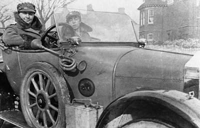 Vrijwillige vrouwelijke chauffeurs in een Wolseley, geschonken voor de oorlogsinspanning, Cambridge, Eerste Wereldoorlog, 1915 door Unbekannt
