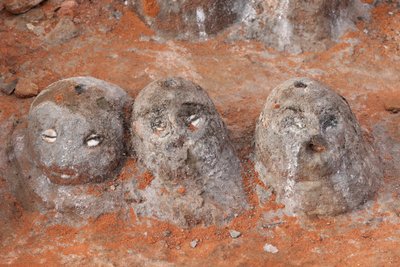 Voodoo fetisjen bij de ingang van een klooster, Togoville, Togo door Unbekannt