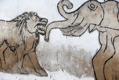 Voodoo muurschildering op de Akodessewa Fetish Markt, bekend als de grootste voodoo markt ter wereld. Olifant en leeuw. Lome, Togo door Unbekannt