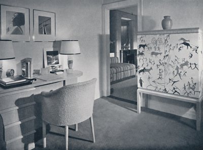 W. & J. Sloane. Fotografenhobbykamer met een bureau in natuurlijk eiken, een handgeweven bekleding op t door Unbekannt