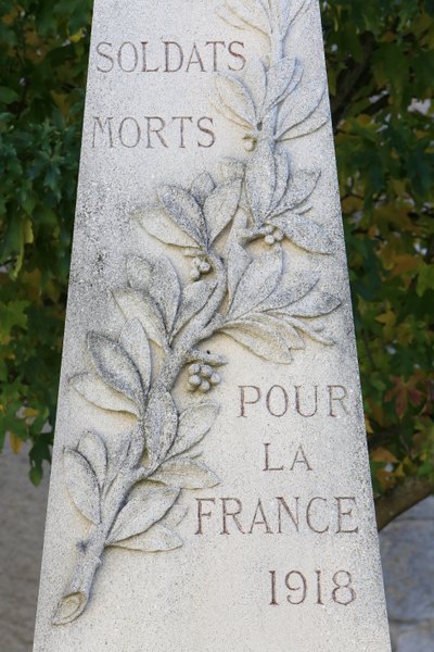 Oorlogsmonument. Guerard, Frankrijk door Unbekannt