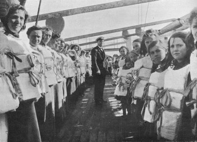 Oorlogstijd reddingsboei oefening aan boord van een oceaanstomer, 1915 door Unbekannt