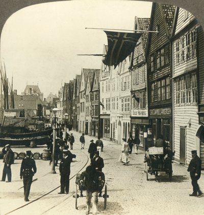 Pakhuizen langs de kade in de oude stad Bergen, eeuwenlang de grote vismarkt van Noorwegen, ca. 1905 door Unbekannt