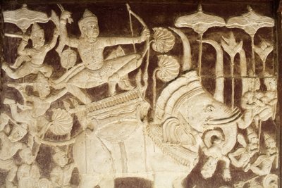 Wat Ounalom: sculptuur die een gevechtsscène uit de Ramayana uitbeeldt, Phnom Penh, Cambodja door Unbekannt