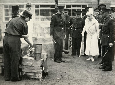 Kijken naar A.T.S. meisjes aan het werk... Legerkookschool in Aldershot, ca. 1941, 1951 door Unbekannt