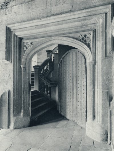 Waynfletes noorddeur, met de zeventiende-eeuwse trappen naar de bovenste school en voorportaal, 1926 door Unbekannt