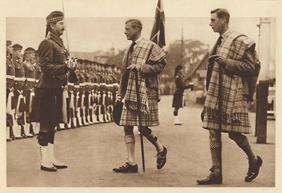 Het dragen van de Balmoral Tartan, Balmoral, 1936 1937 door Unbekannt