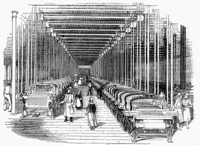 Weefschuur uitgerust met rijen machinale weefgetouwen aangedreven door riem en as, c1840 door Unbekannt
