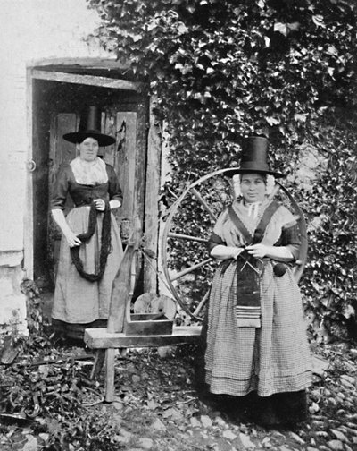 Welshe vrouwen met een spinnewiel, 1912 door Unbekannt