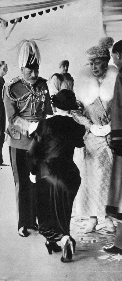 Burgemeesters en burgemeestersvrouwen van West-Londen gepresenteerd aan de koning, Kensington, 1935, 1936 door Unbekannt