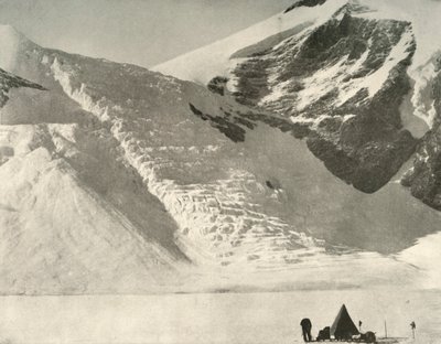 Kamp van de Westelijke Partij op 28 december onder een hangende gletsjer bij de Kathedraalrotsen, 1909 door Unbekannt