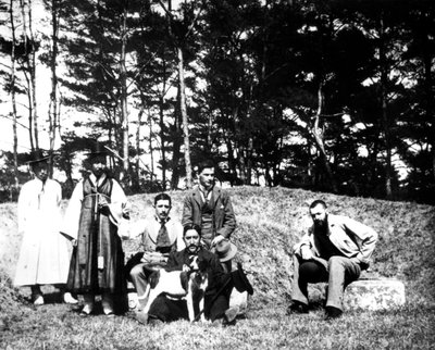 Westerse bezoekers met locals, Nam San, Korea, 1900 door Unbekannt
