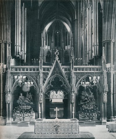 Westminster Abbey, Londen, met Benno Elkans Oude Testament en Nieuwe Testament Kandelabers, ca. 1942 door Unbekannt