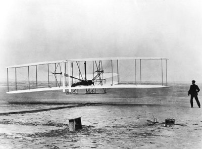 Wilbur en Orville Wright en de eerste gemotoriseerde vlucht, North Carolina, 17 december 1903 door Unbekannt