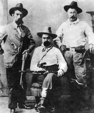 William A Pinkerton, geflankeerd door twee expresagenten, c1870s-1880s door Unbekannt