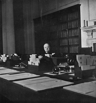 Winston Churchill in de Kabinetskamer van 10 Downing Street, c1940s, 1945 door Unbekannt