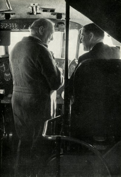 Winston Churchill in gesprek met kapitein Shakespeare van de vliegboot Berwick door Unbekannt