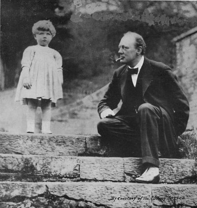 Winston Churchill met zijn dochter Mary in Chartwell, ca. 1924, 1945 door Unbekannt