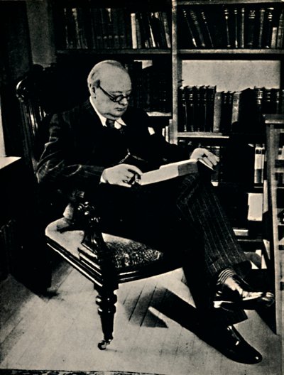Winston Spencer Churchill in zijn bibliotheek, 1945 door Unbekannt