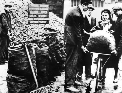 Winterhulp, distributie van kolen, Frankrijk 1940-1944 door Unbekannt
