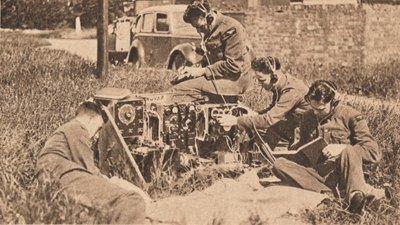Draadloze operator in het nieuwste type trainingsmachine, 1940 door Unbekannt