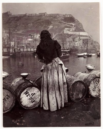 Vrouw en vaten, Whitby Haven, ca. 1905 door Unbekannt