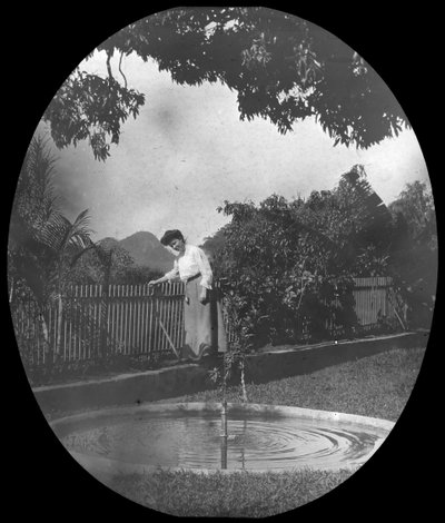 Vrouw bij een vijver in een tuin, Rio de Janeiro, Brazilië, eind 19e of begin 20e eeuw door Unbekannt