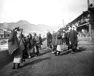 Vrouw die kolen draagt, Nagasaki, Japan door Unbekannt