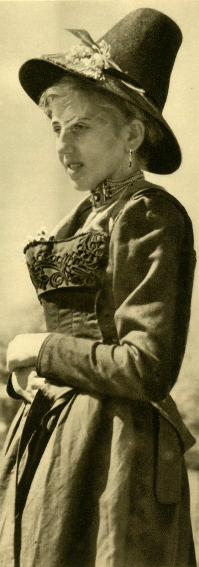 Vrouw in traditionele klederdracht, Tirol, Oostenrijk, ca. 1935 door Unbekannt