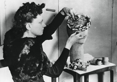 Vrouw die een hoed maakt van houtkrullen, door Duitsland bezet Frankrijk, april 1941 door Unbekannt