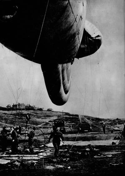Vrouw van de WAAF die een barrageballon hanteert, 1943 door Unbekannt