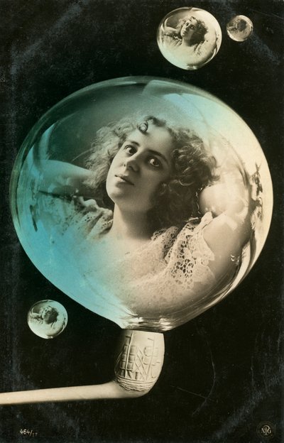 Vrouw weerspiegeld in een bubbel, ansichtkaart, c1890-c1909 door Unbekannt