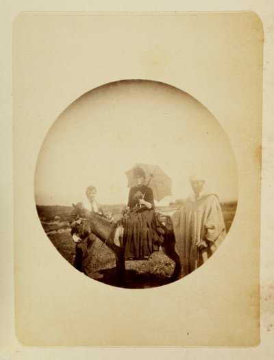 Vrouw die op een ezel rijdt, ca. 1890 door Unbekannt