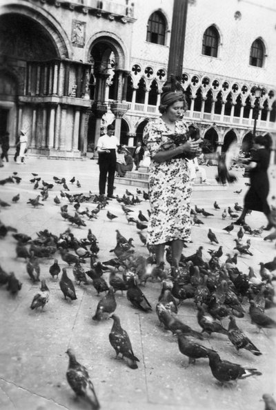 Vrouw omringd door duiven, St. Marksplein, Venetië, Italië, 1938 door Unbekannt