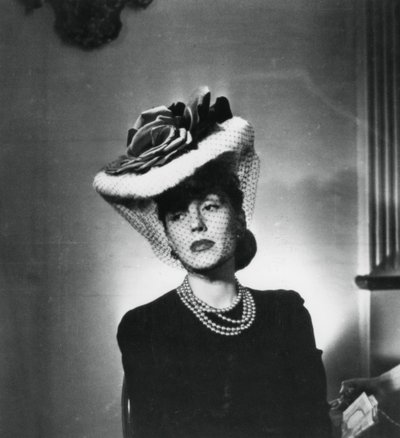 Vrouw met hoed en sluier door de Franse modeontwerper Jacques Fath, Frankrijk, 1943 door Unbekannt