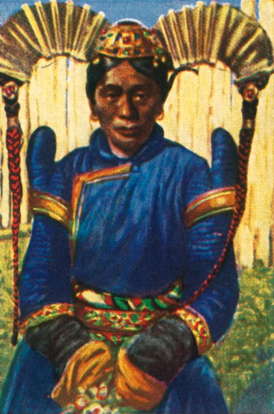 Vrouw met traditionele hoofdtooi, Mongolië, ca. 1928 door Unbekannt