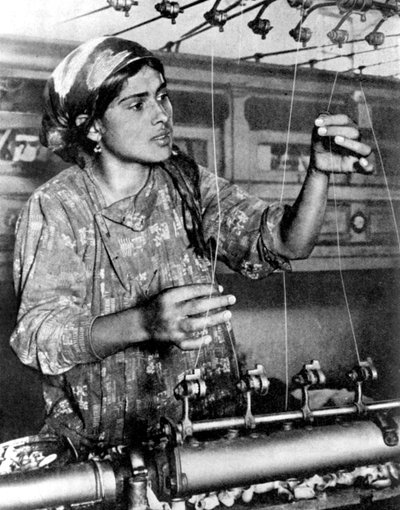 Vrouw werkzaam in de zijde-industrie, Samarkand, Oezbekistan, 1936 door Unbekannt