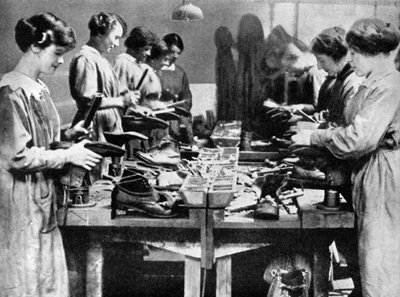 Vrouwen schoenmakers repareren schoeisel voor de oorlogsinspanning, 1914-1918 1936 door Unbekannt
