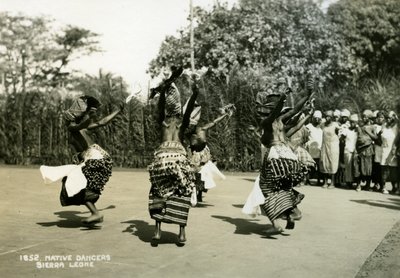 Vrouwelijke dansers optreden, Sierra Leone door Unbekannt