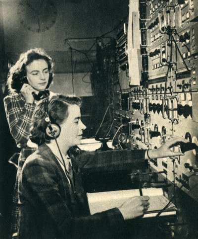 Vrouwen hebben de banen van mannen overgenomen. BBC-controlekamer tijdens een uitzending 1942 door Unbekannt