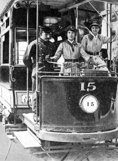 Vrouwen leren een tram te besturen, 1917, 1936 door Unbekannt