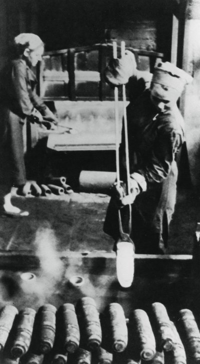 Vrouwen die granaten maken in een Russische fabriek, Tweede Wereldoorlog, 1943 door Unbekannt