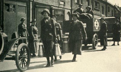 Vrouwelijke reservisten die melk afleveren aan een ziekenhuis, Eerste Wereldoorlog, c1914-1918, c1920 door Unbekannt